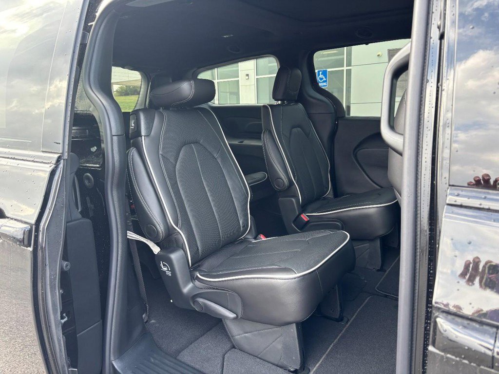 New 2026 Chrysler Pacifica Limited w/ S Appearance Package image 7