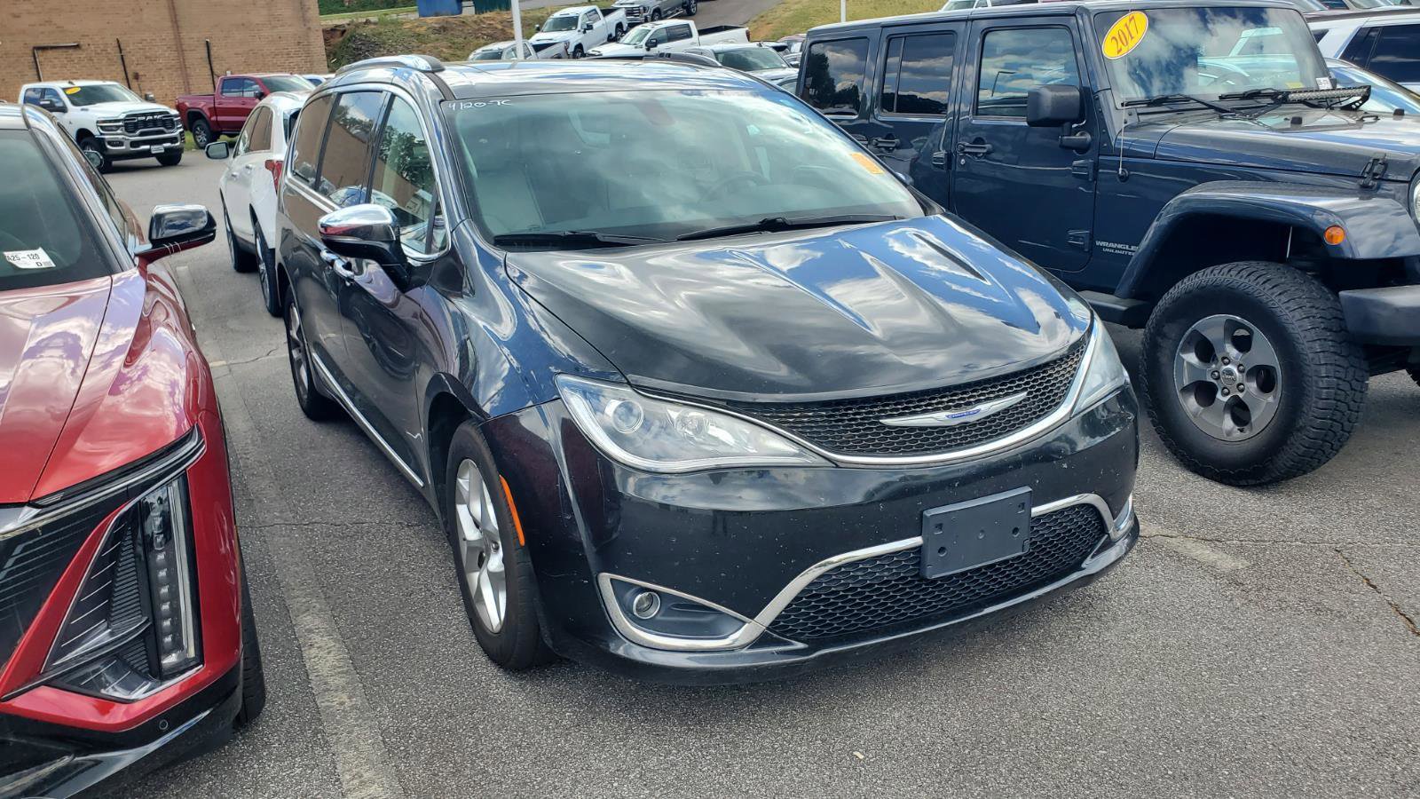 Used 2020 Chrysler Pacifica Limited FWD image 2