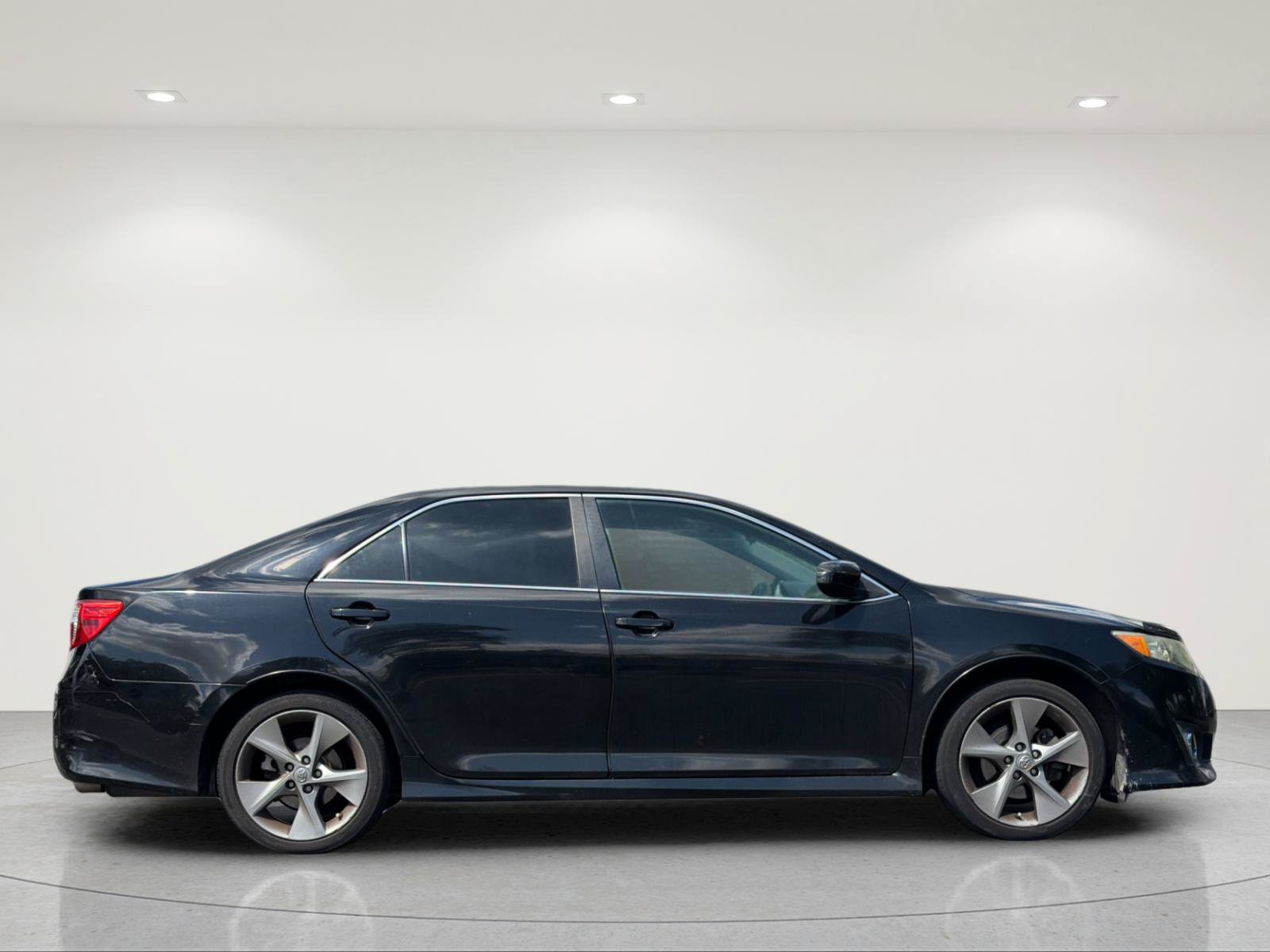 Used 2014 Toyota Camry SE FWD image 5