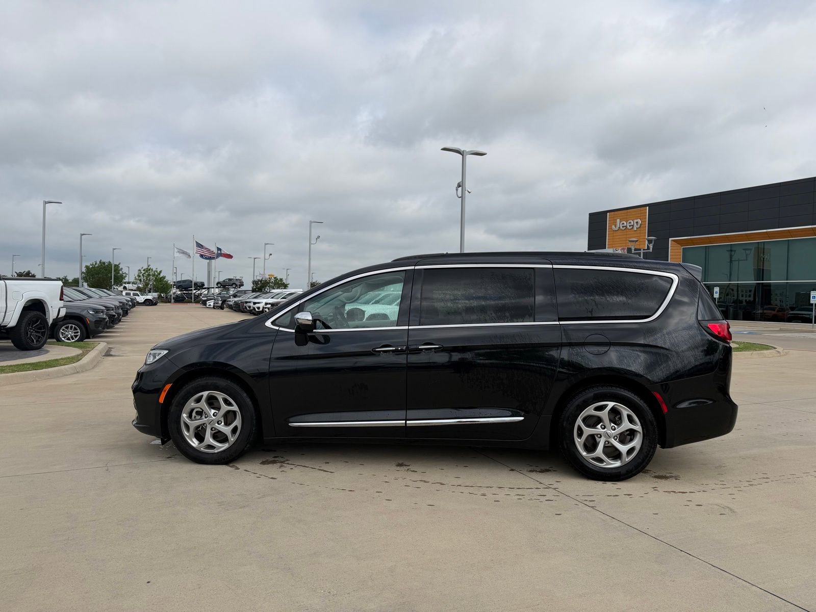 Used 2023 Chrysler Pacifica Limited image 2