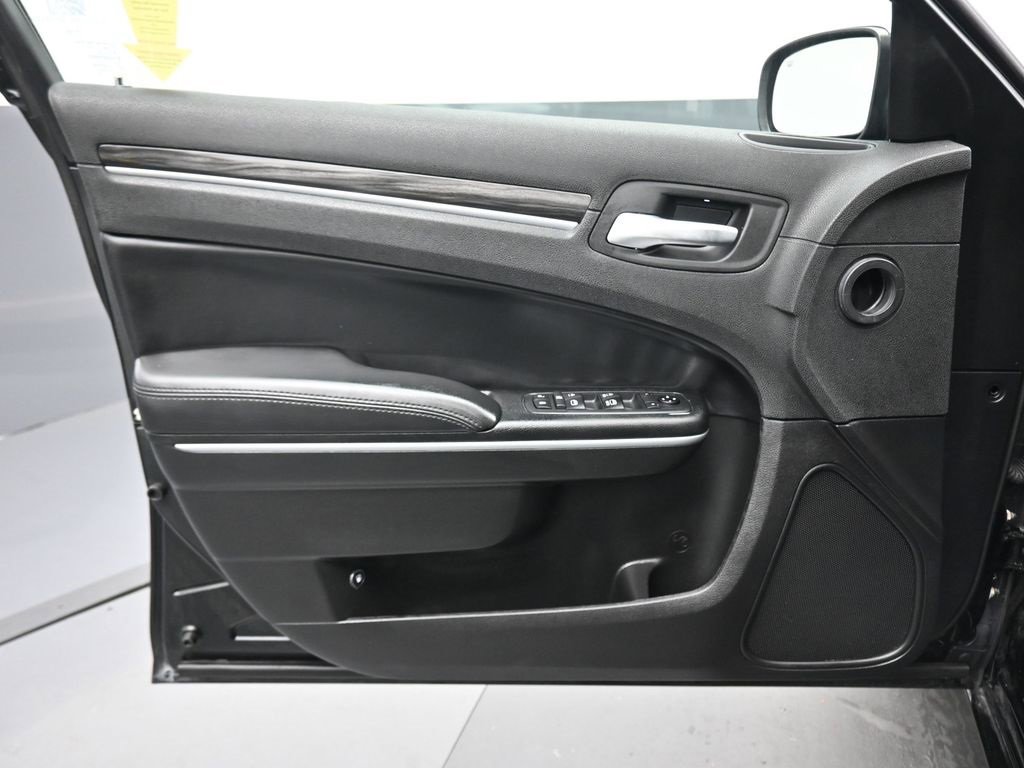 Used 2019 Chrysler 300 Touring w/ Sport Appearance Package image 9