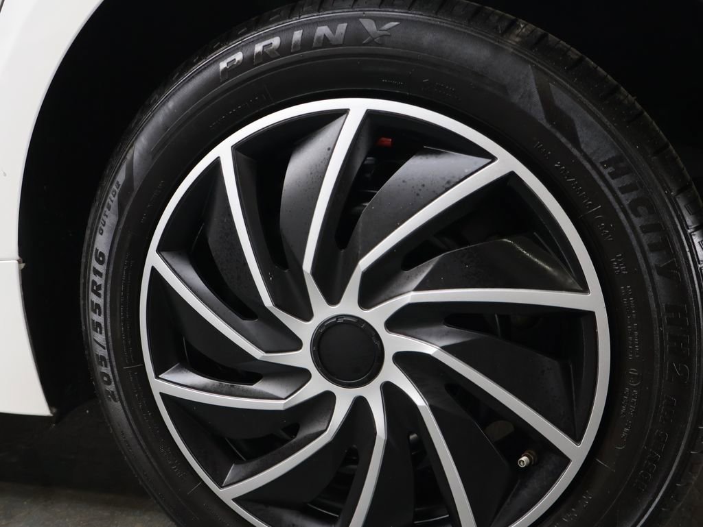 Used 2021 Toyota Corolla LE image 30