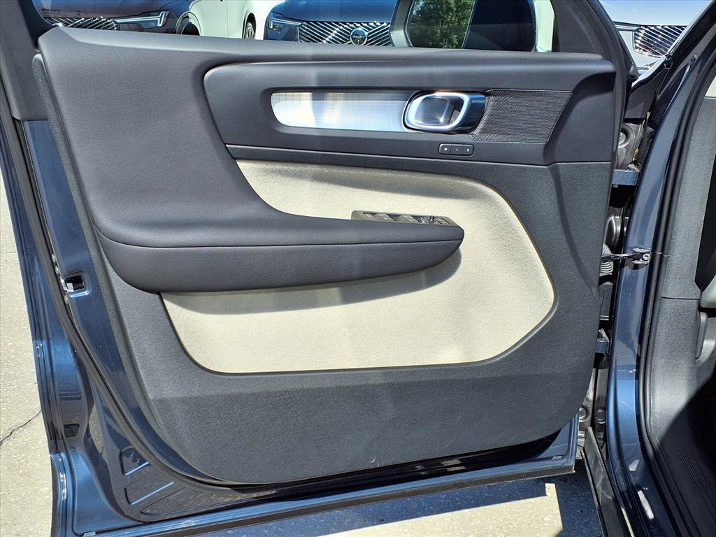 Used 2021 Volvo XC40 T4 Momentum w/ Protection Package Premier image 21