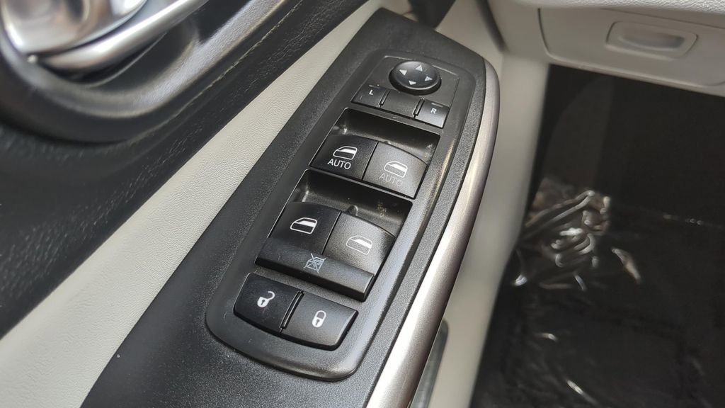 Used 2019 Jeep Cherokee Limited FWD image 17
