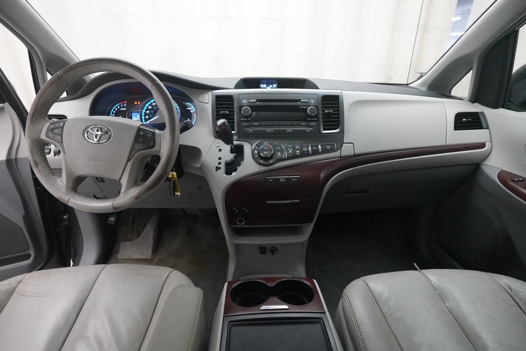 Used 2014 Toyota Sienna XLE FWD image 5