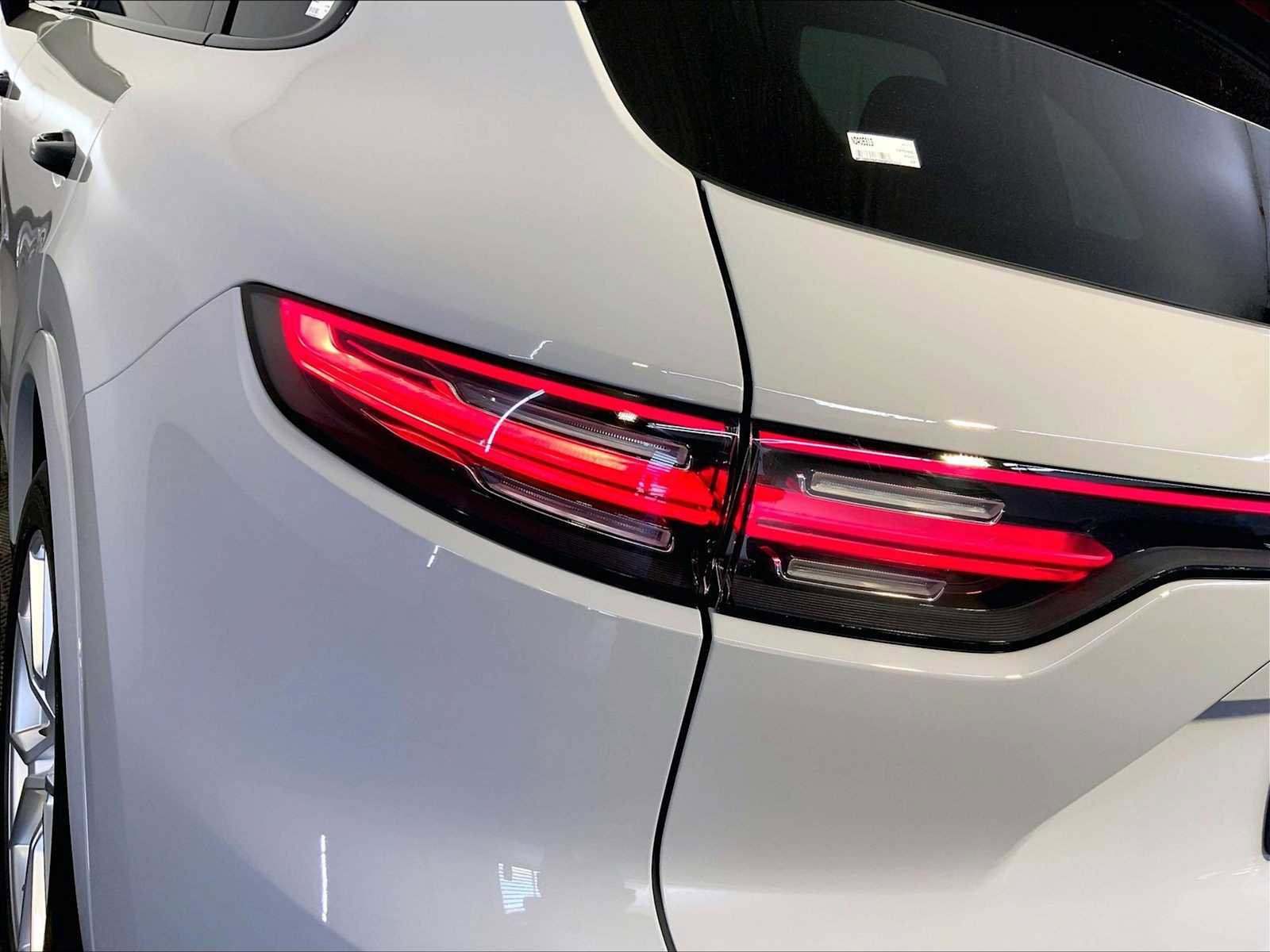 Certified 2022 Porsche Cayenne Platinum Edition image 59