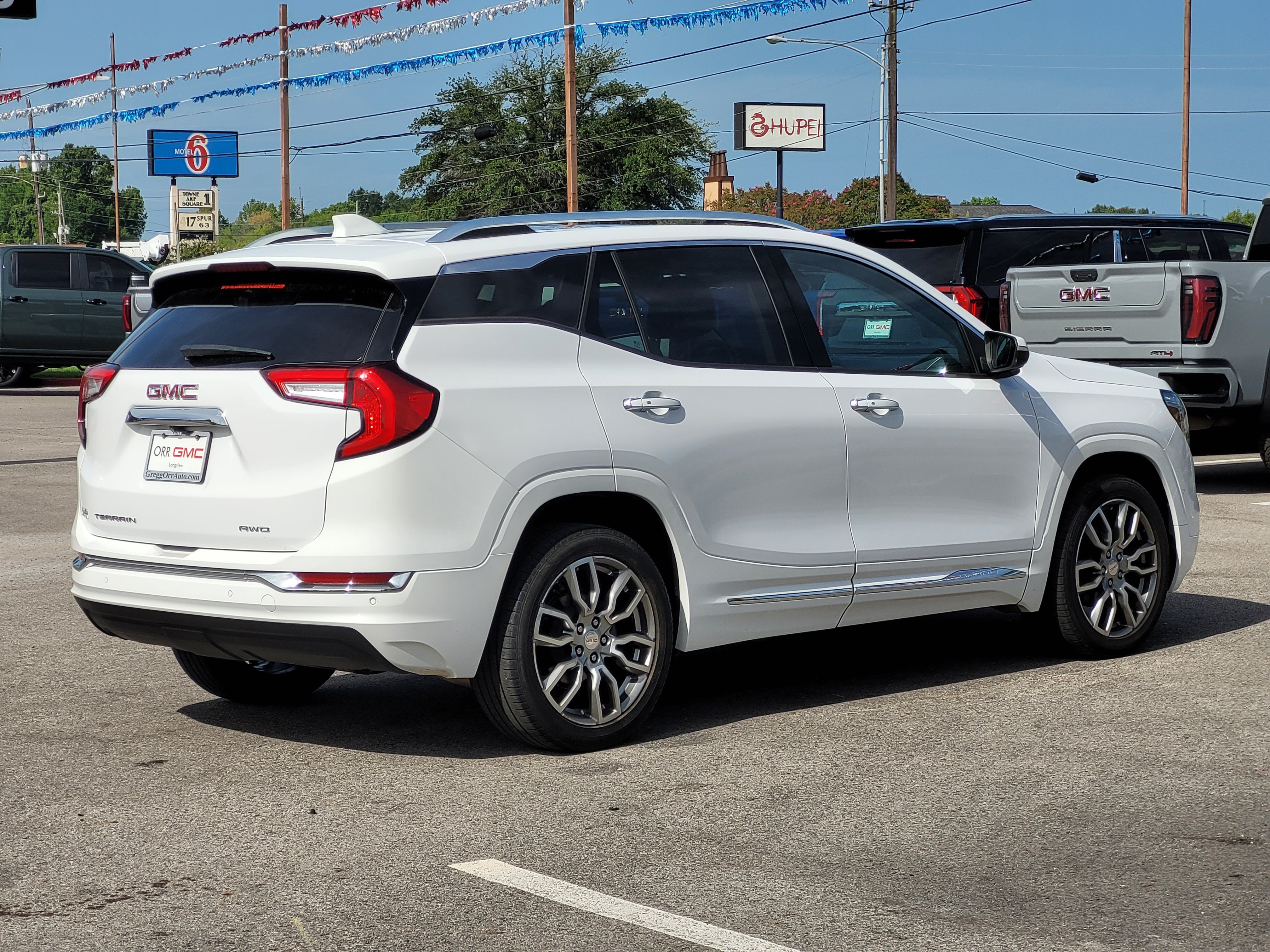 Used 2022 GMC Terrain Denali w/ Denali Premium Package AWD/4WD image 4