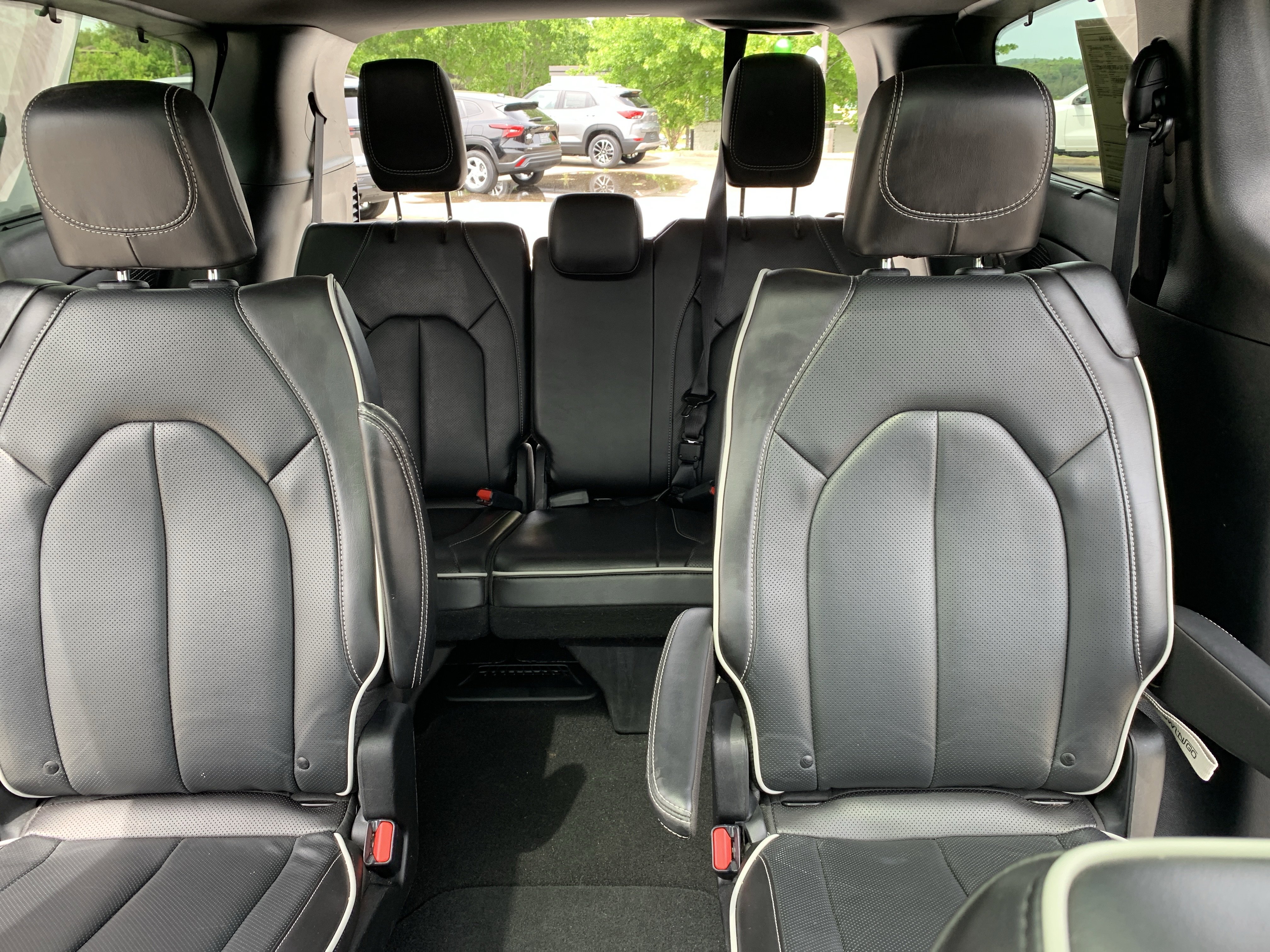Used 2025 Chrysler Pacifica Limited FWD image 26