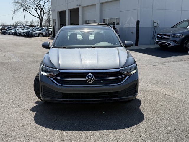 Used 2024 Volkswagen Jetta SE image 2