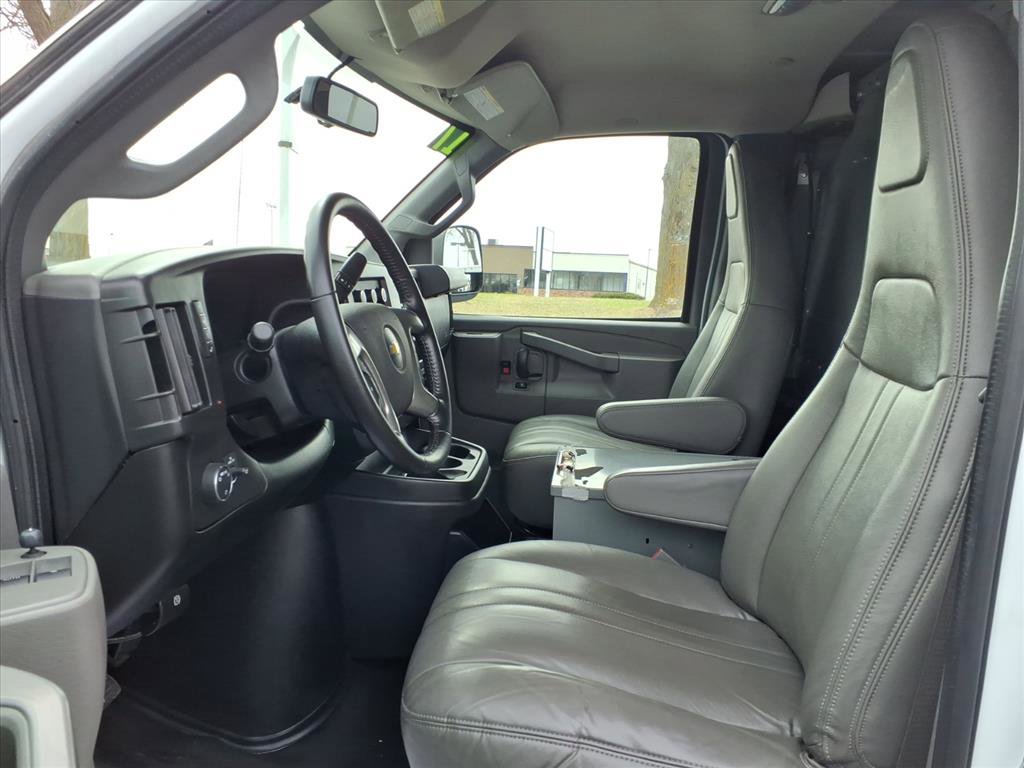 Used 2017 Chevrolet Express 3500 Extended RWD image 24