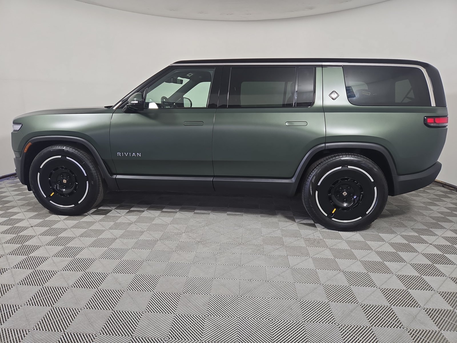 Used 2025 Rivian R1S Adventure Dual AWD/4WD image 2