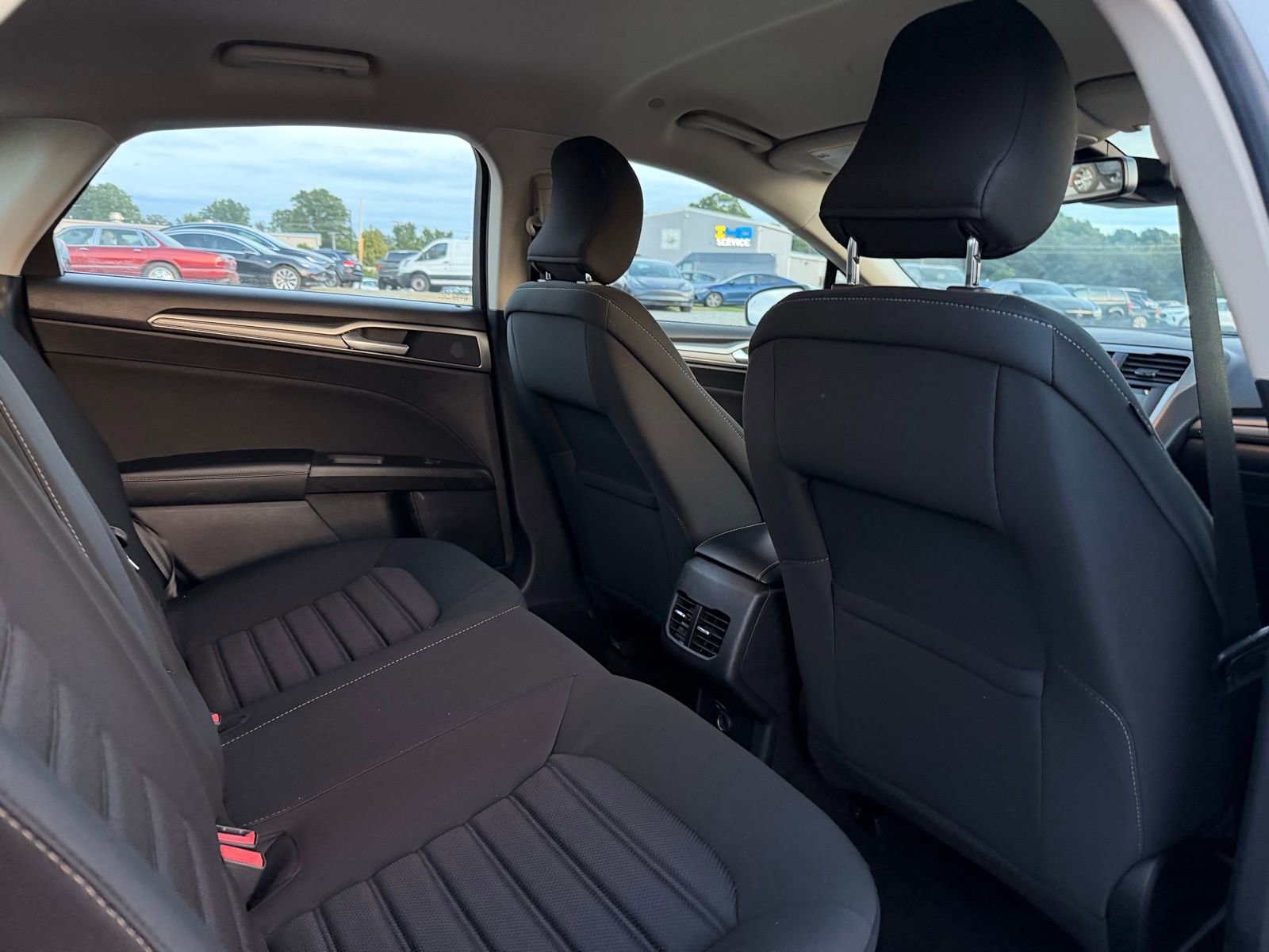Used 2019 Ford Fusion SE FWD image 17
