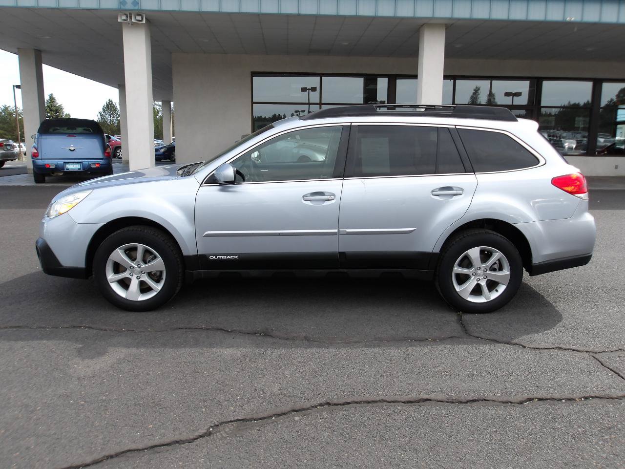 Used 2014 Subaru Outback 3.6R Limited w/ Moonroof Package AWD/4WD image 2