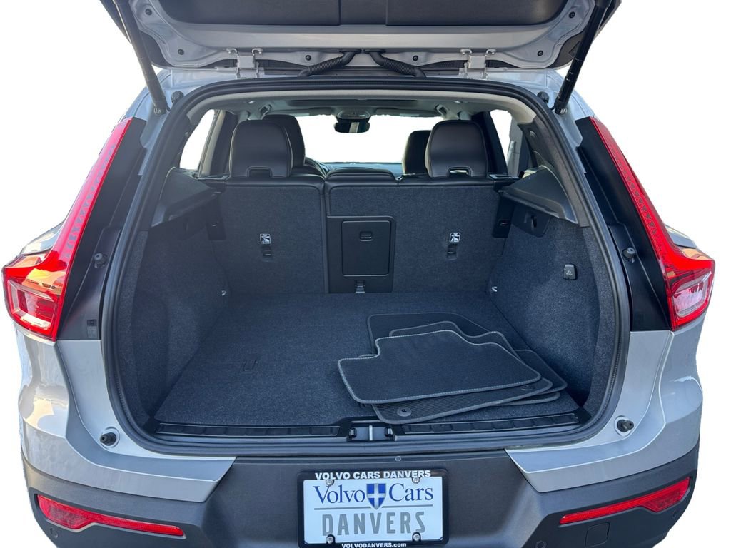 Certified 2025 Volvo XC40 B5 Plus image 5