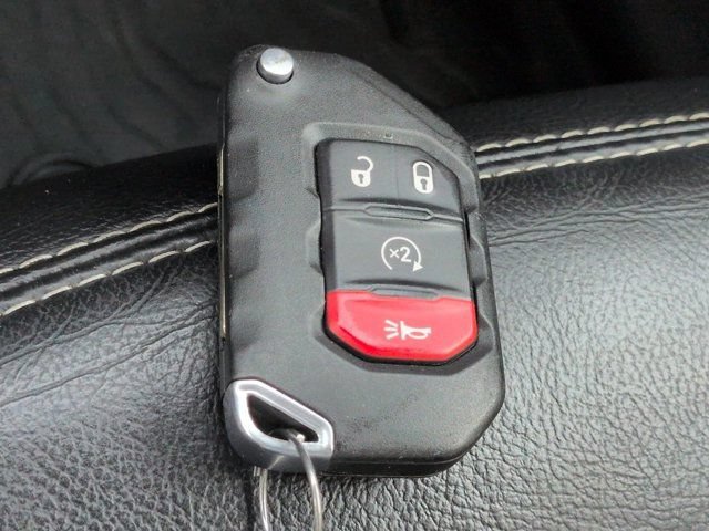 Used 2019 Jeep Wrangler Unlimited Sahara w/ Dual Top Group AWD/4WD image 29