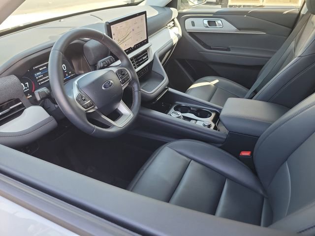 Used 2025 Ford Explorer Active w/ Active Comfort Package RWD image 3