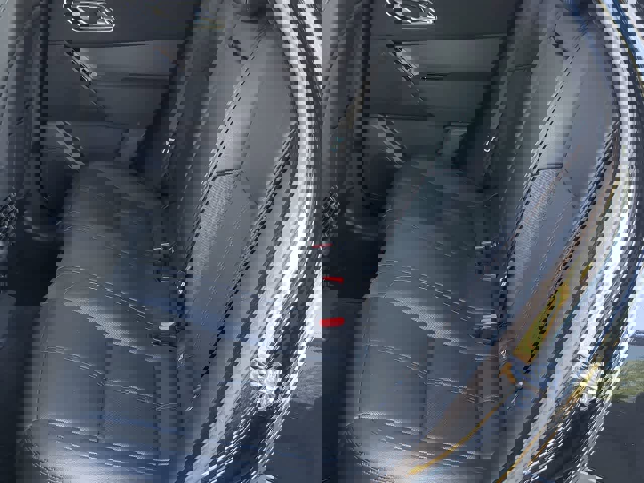 Certified 2025 Land Rover Range Rover Velar Dynamic SE image 18