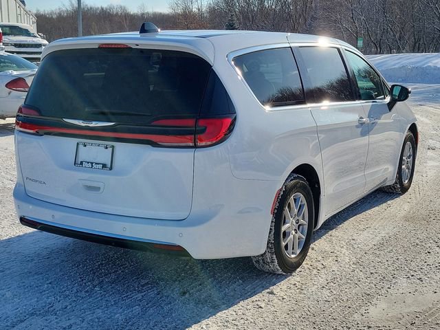 Used 2025 Chrysler Pacifica Select image 5