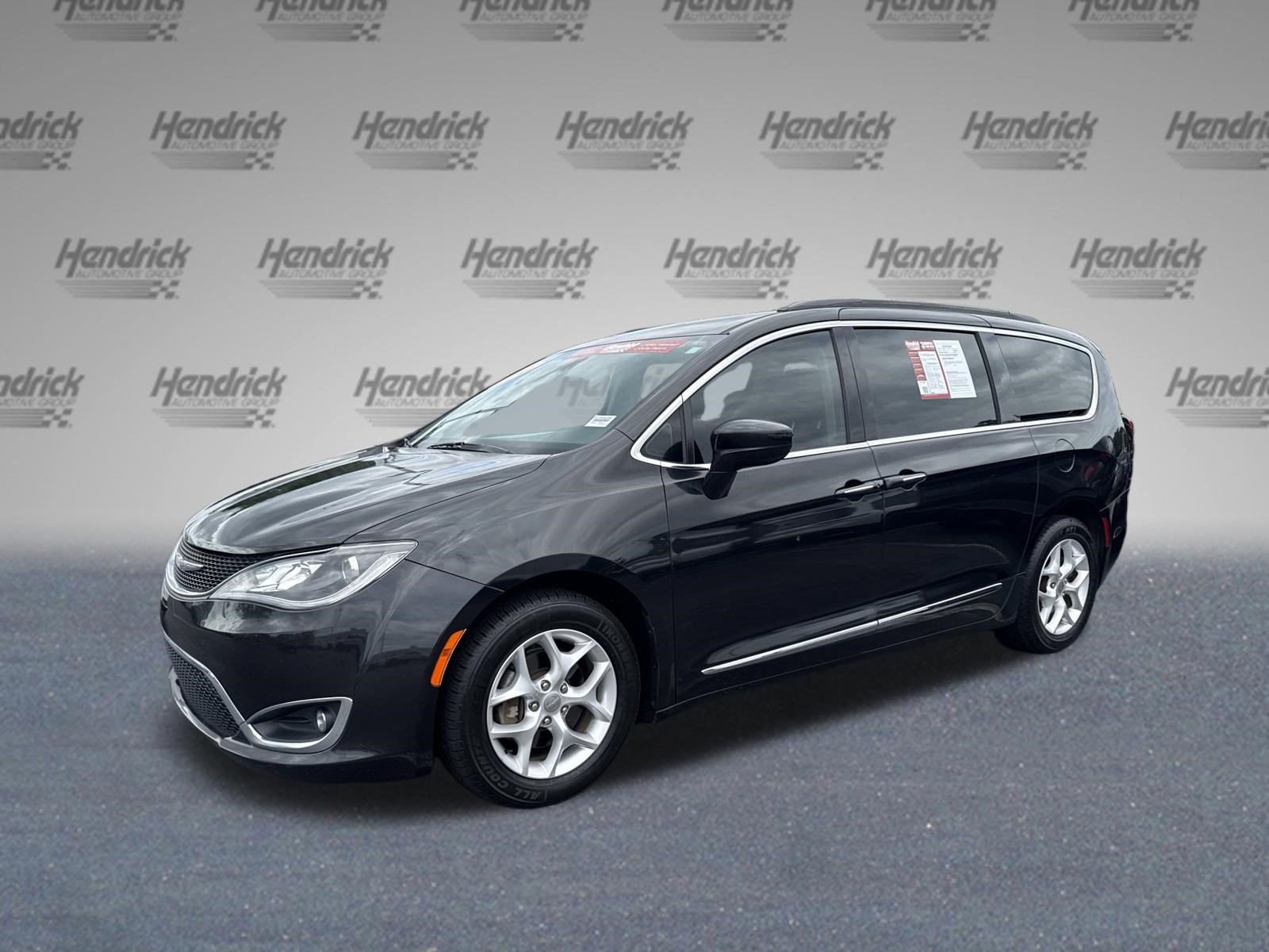 Used 2017 Chrysler Pacifica Touring-L w/ Tire & Wheel Group FWD image 4