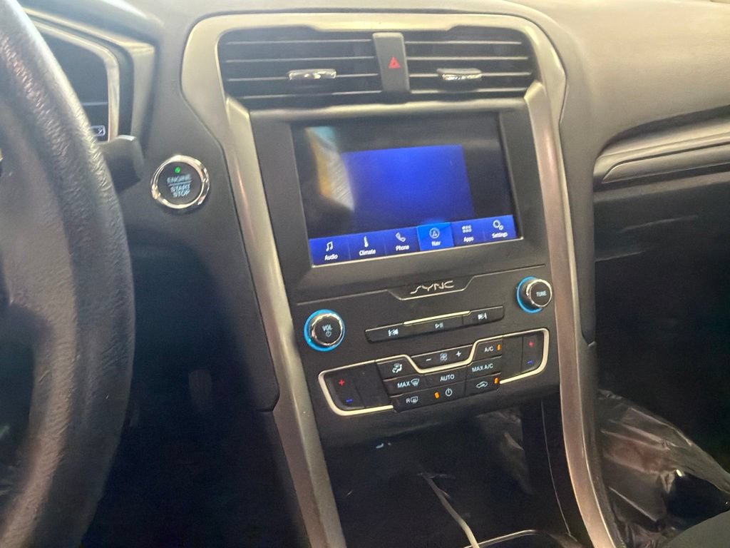 Used 2020 Ford Fusion SE FWD image 4