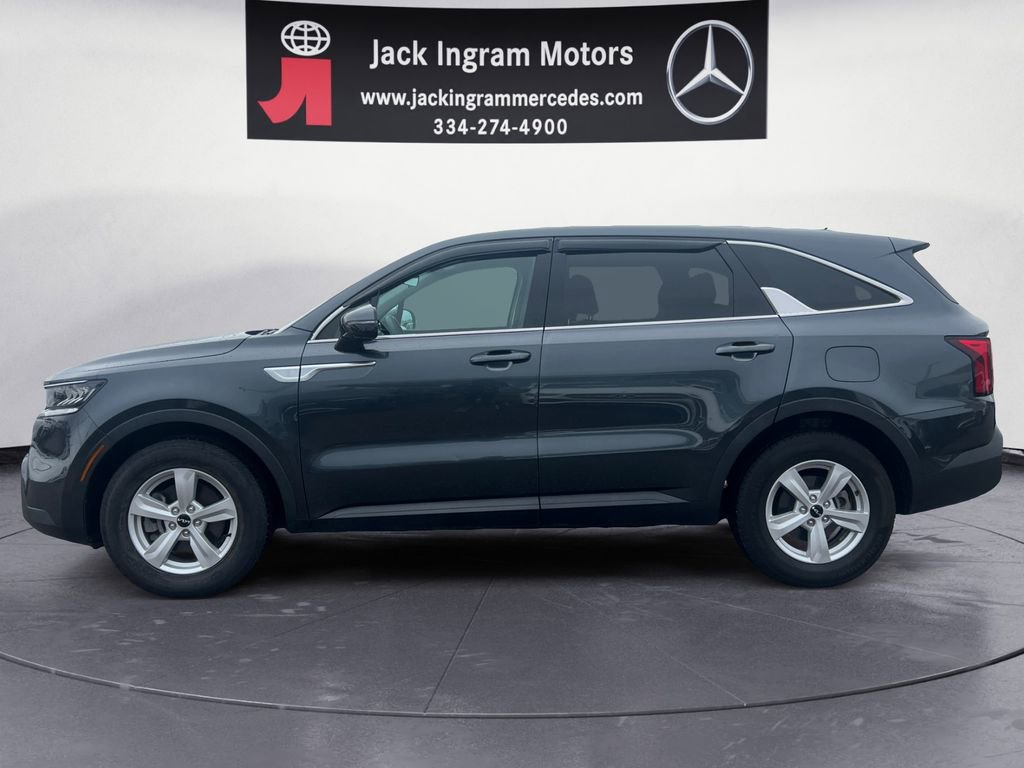 Used 2023 Kia Sorento LX image 2