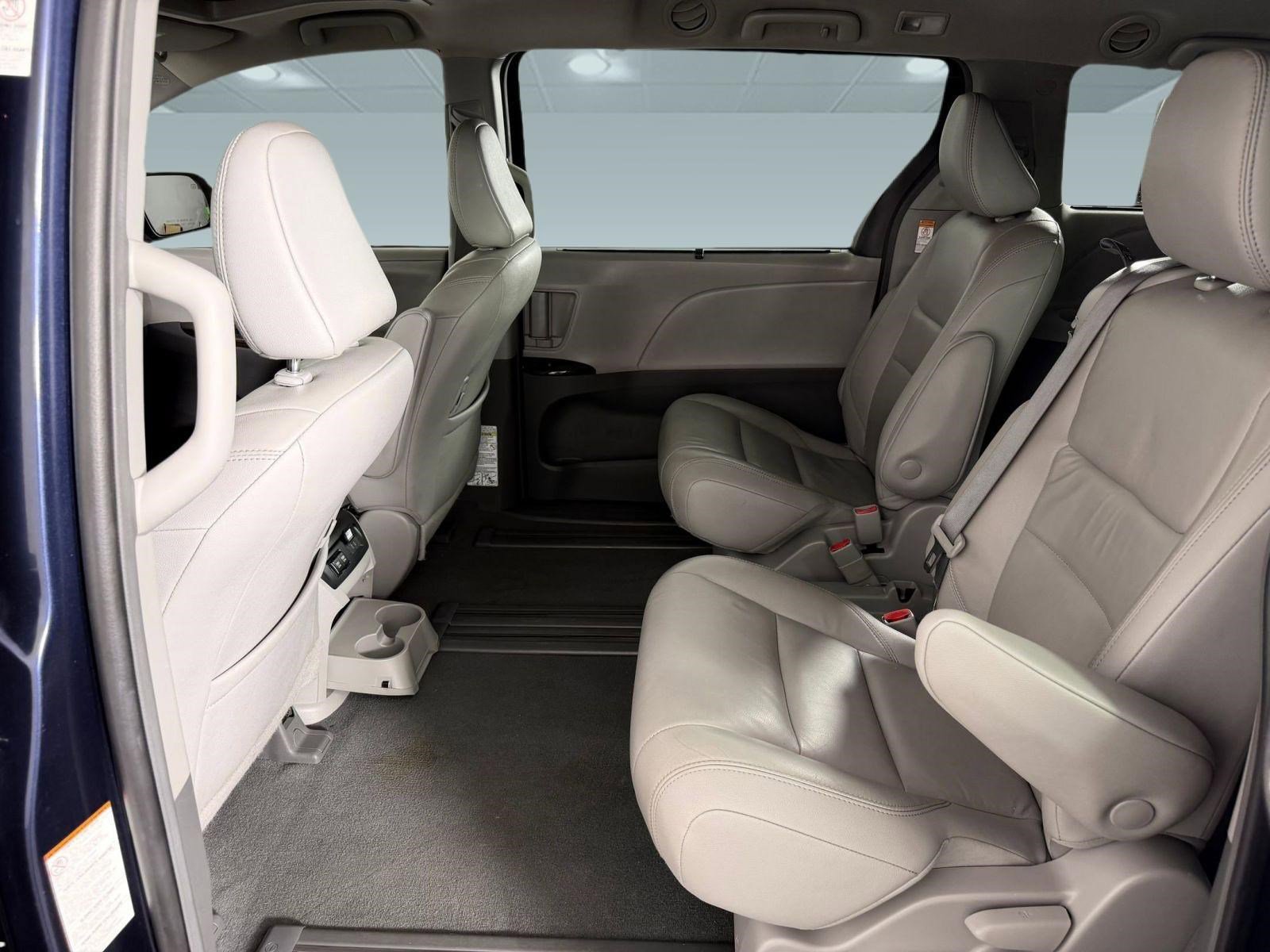 Used 2019 Toyota Sienna XLE FWD image 12