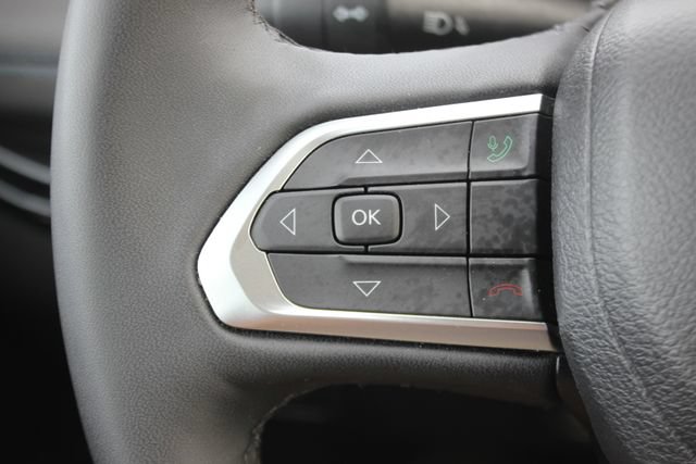 Used 2025 Jeep Compass Latitude w/ Convenience Group AWD/4WD image 14