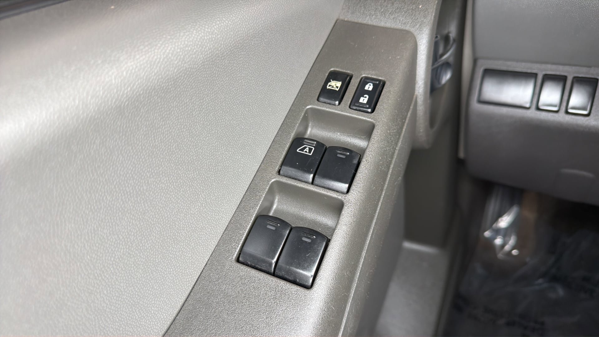 Used 2012 Nissan Xterra X RWD image 19