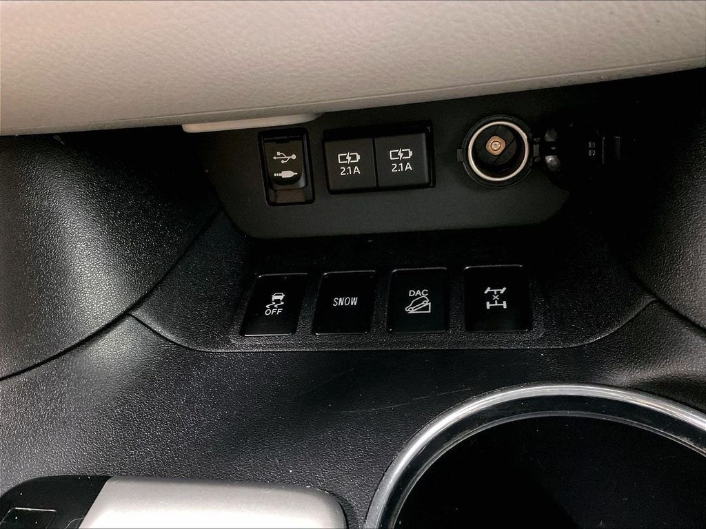 Used 2019 Toyota Highlander LE AWD/4WD image 27