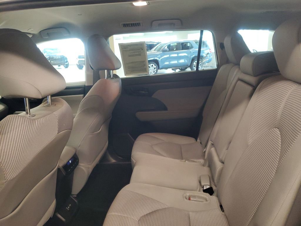 Used 2024 Toyota Highlander LE FWD image 11