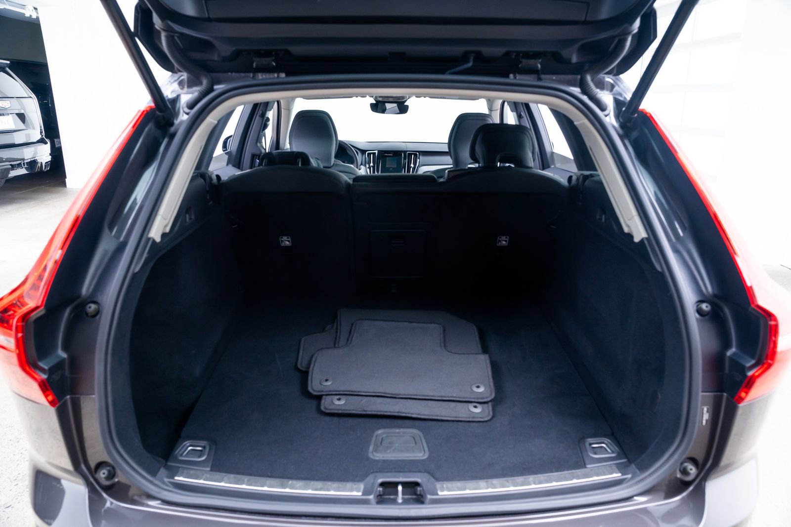 Used 2025 Volvo XC60 B5 Plus AWD/4WD image 8