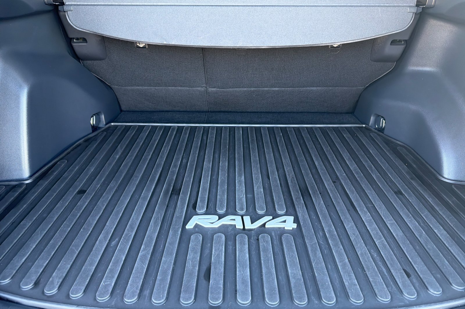 Used 2024 Toyota RAV4 LE AWD/4WD image 19