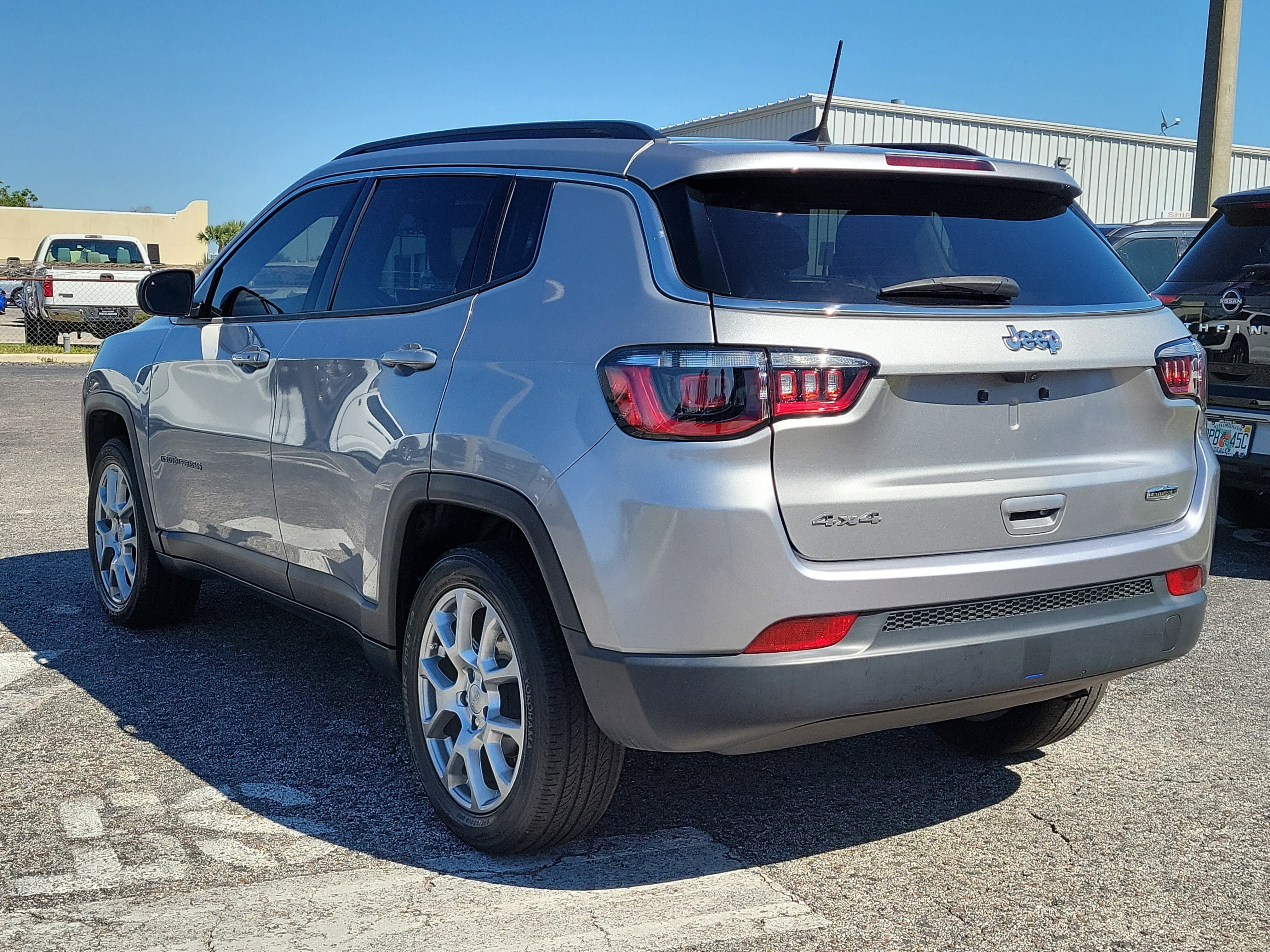 Used 2022 Jeep Compass Latitude w/ Sun and Sound Group AWD/4WD image 6