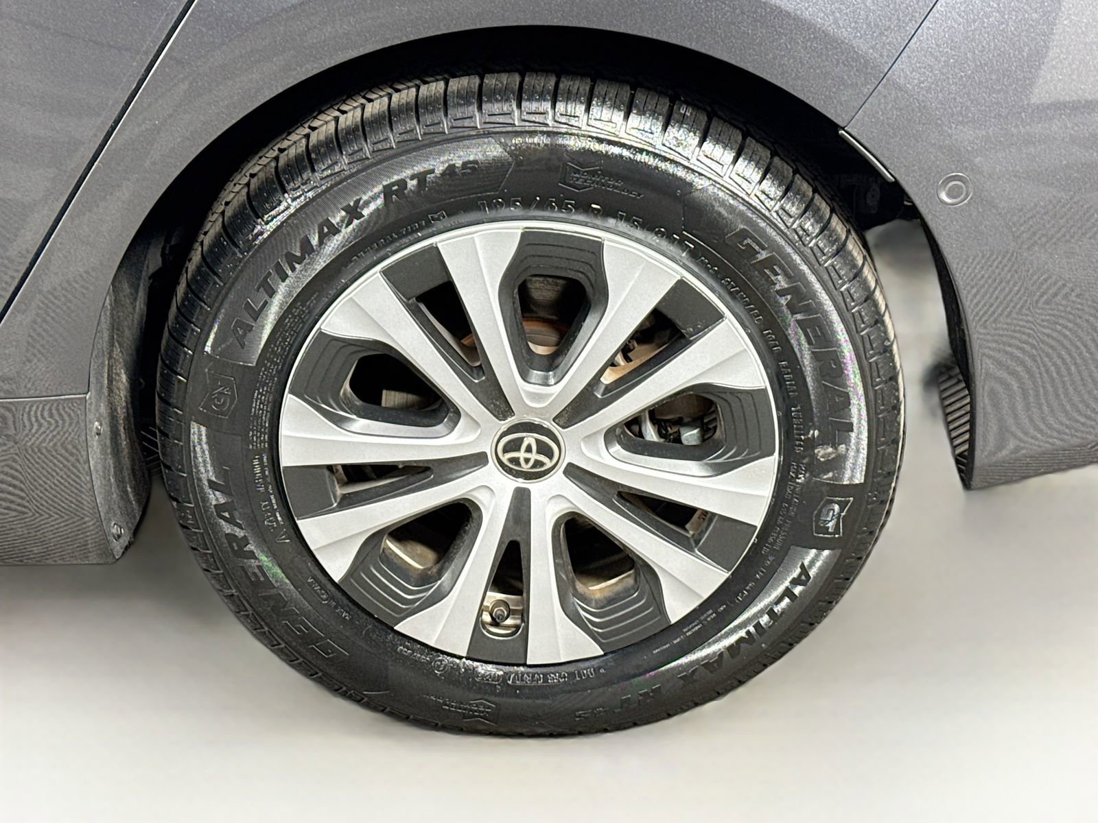 Used 2020 Toyota Prius LE AWD/4WD image 9
