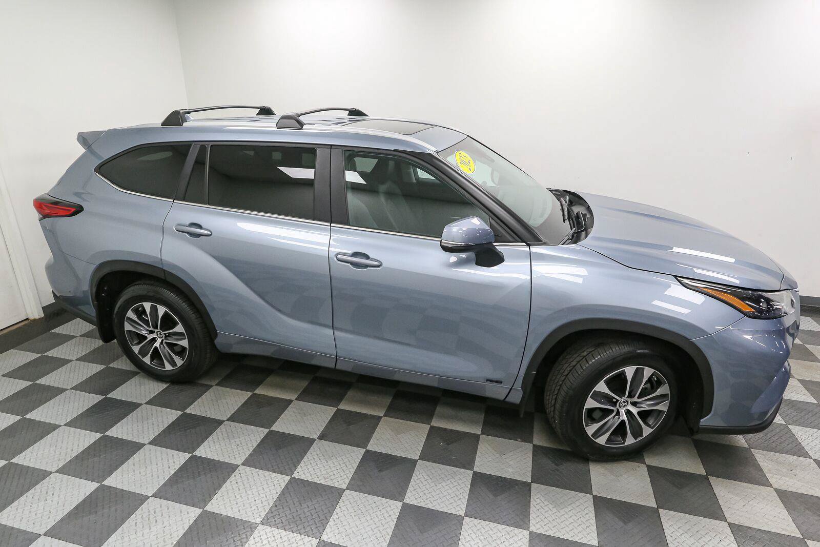Used 2023 Toyota Highlander XLE AWD/4WD image 5