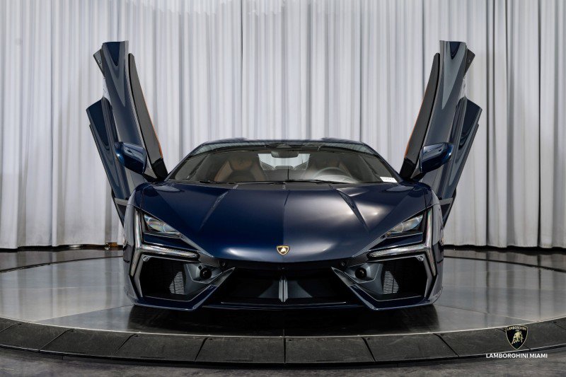 Used 2025 Lamborghini Revuelto image 4