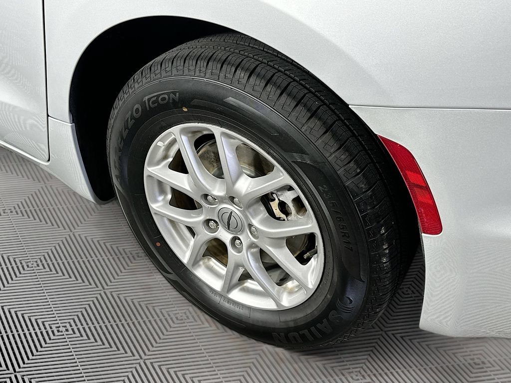 Certified 2024 Chrysler Pacifica Touring-L FWD image 41