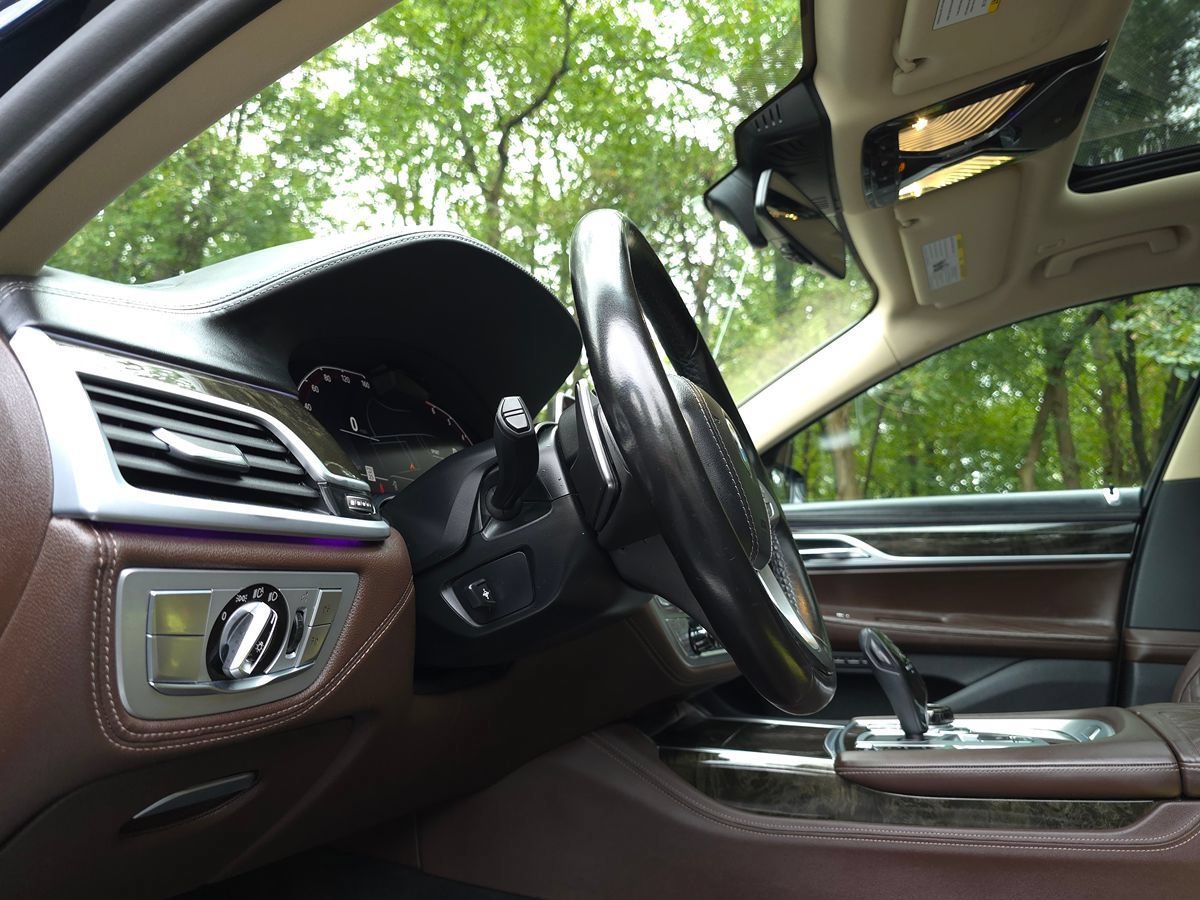 Used 2020 BMW 750i xDrive w/ Executive Package AWD/4WD image 40
