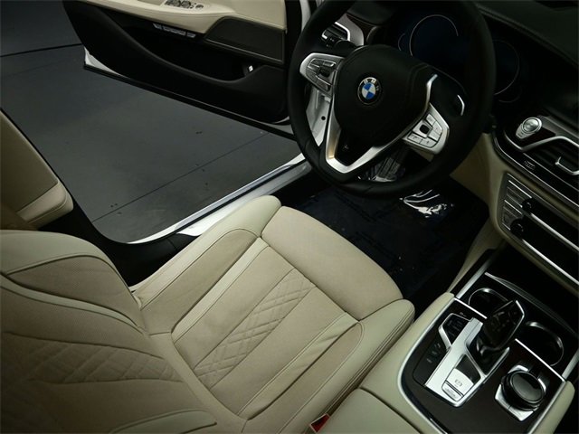 Used 2017 BMW 750i image 9