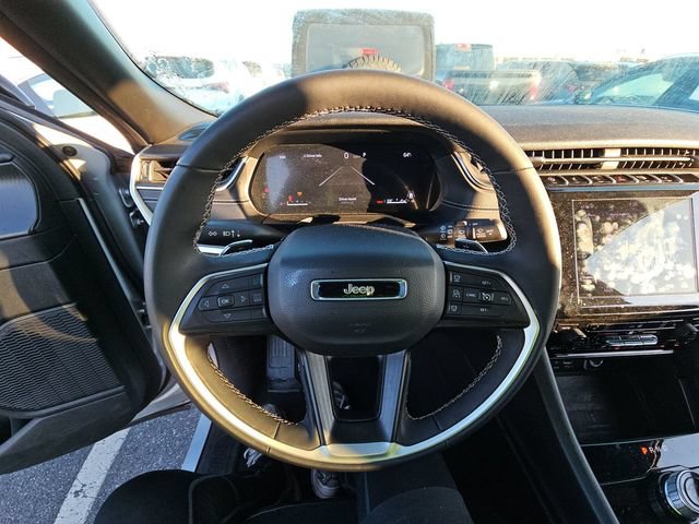 Used 2025 Jeep Grand Cherokee Altitude AWD/4WD image 8