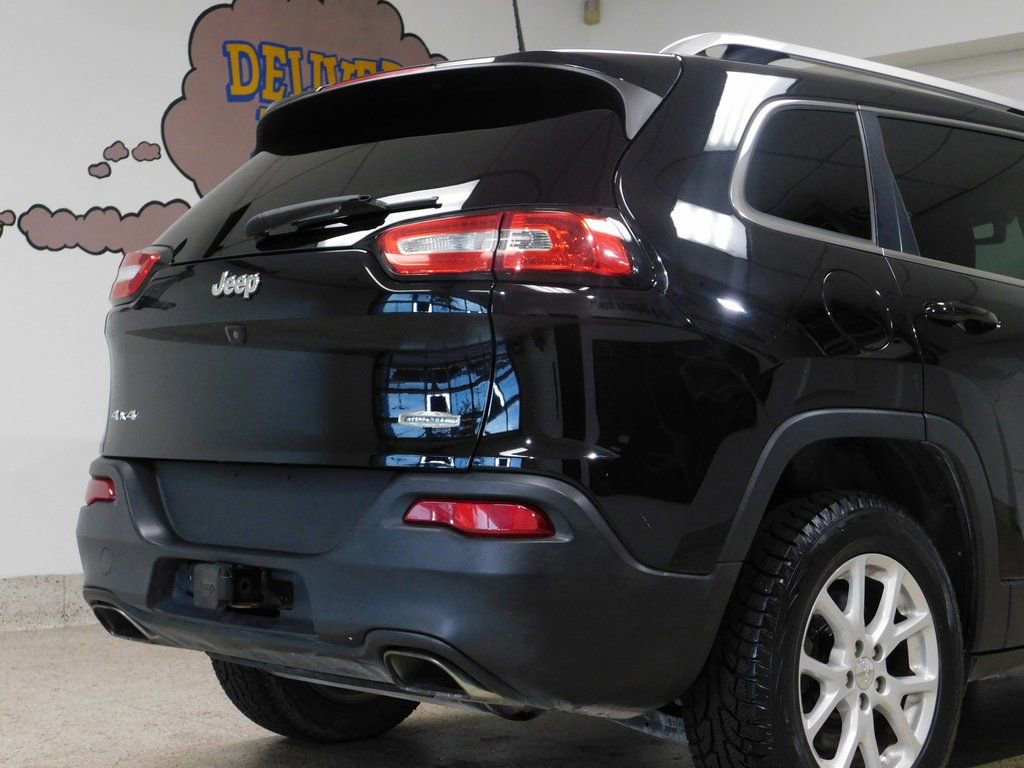 Used 2017 Jeep Cherokee Latitude w/ Comfort & Convenience Group AWD/4WD image 85
