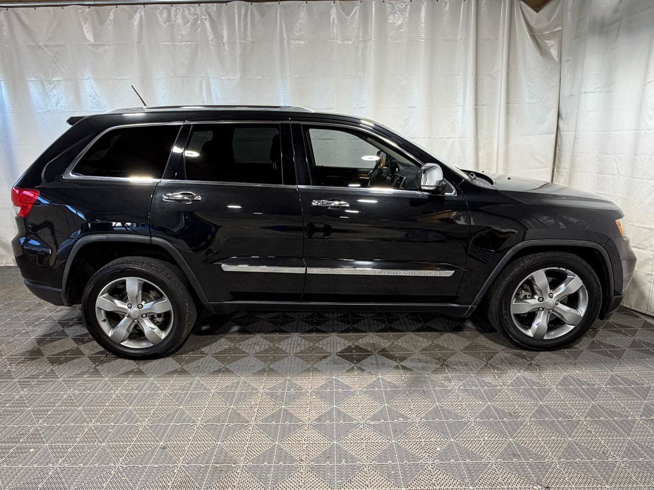Used 2012 Jeep Grand Cherokee Overland AWD/4WD image 6