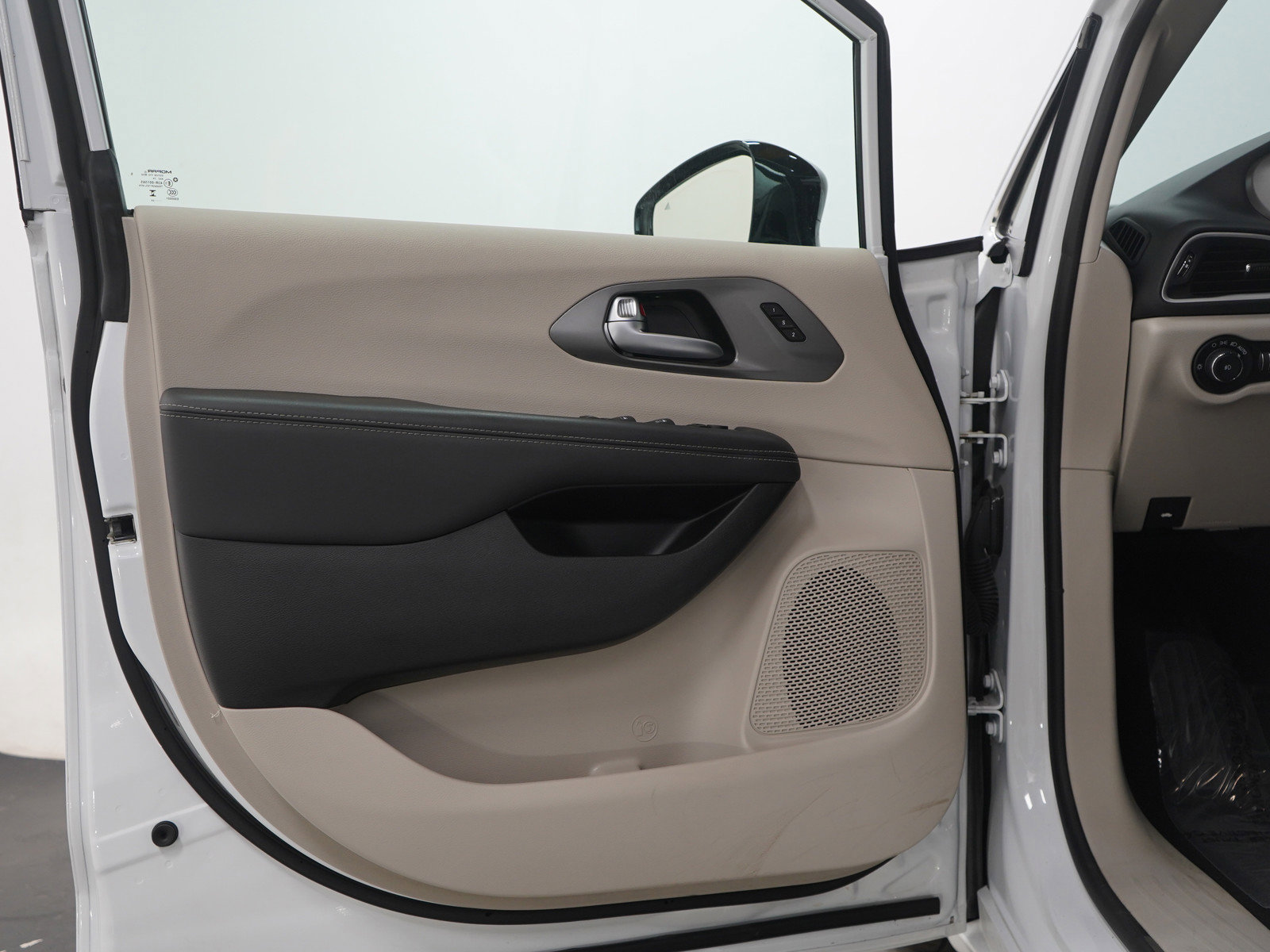 Used 2024 Chrysler Pacifica Touring-L image 19