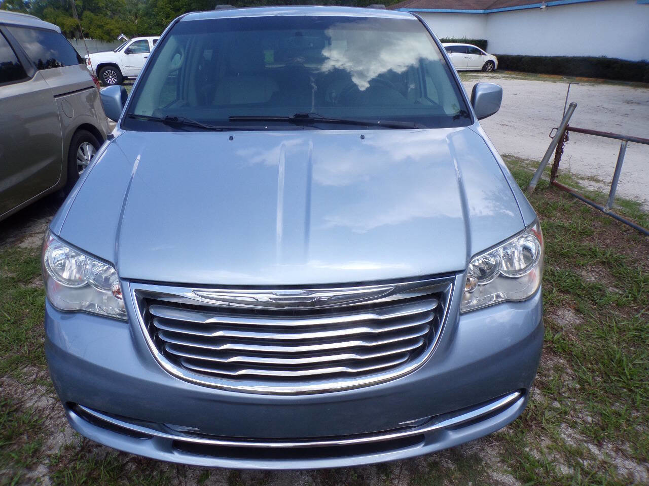 Used 2013 Chrysler Town & Country Touring image 2