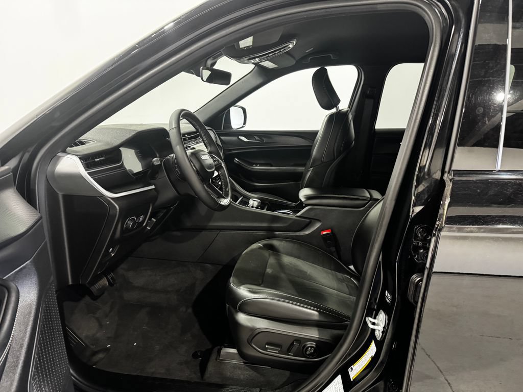 Used 2025 Jeep Grand Cherokee Altitude AWD/4WD image 15