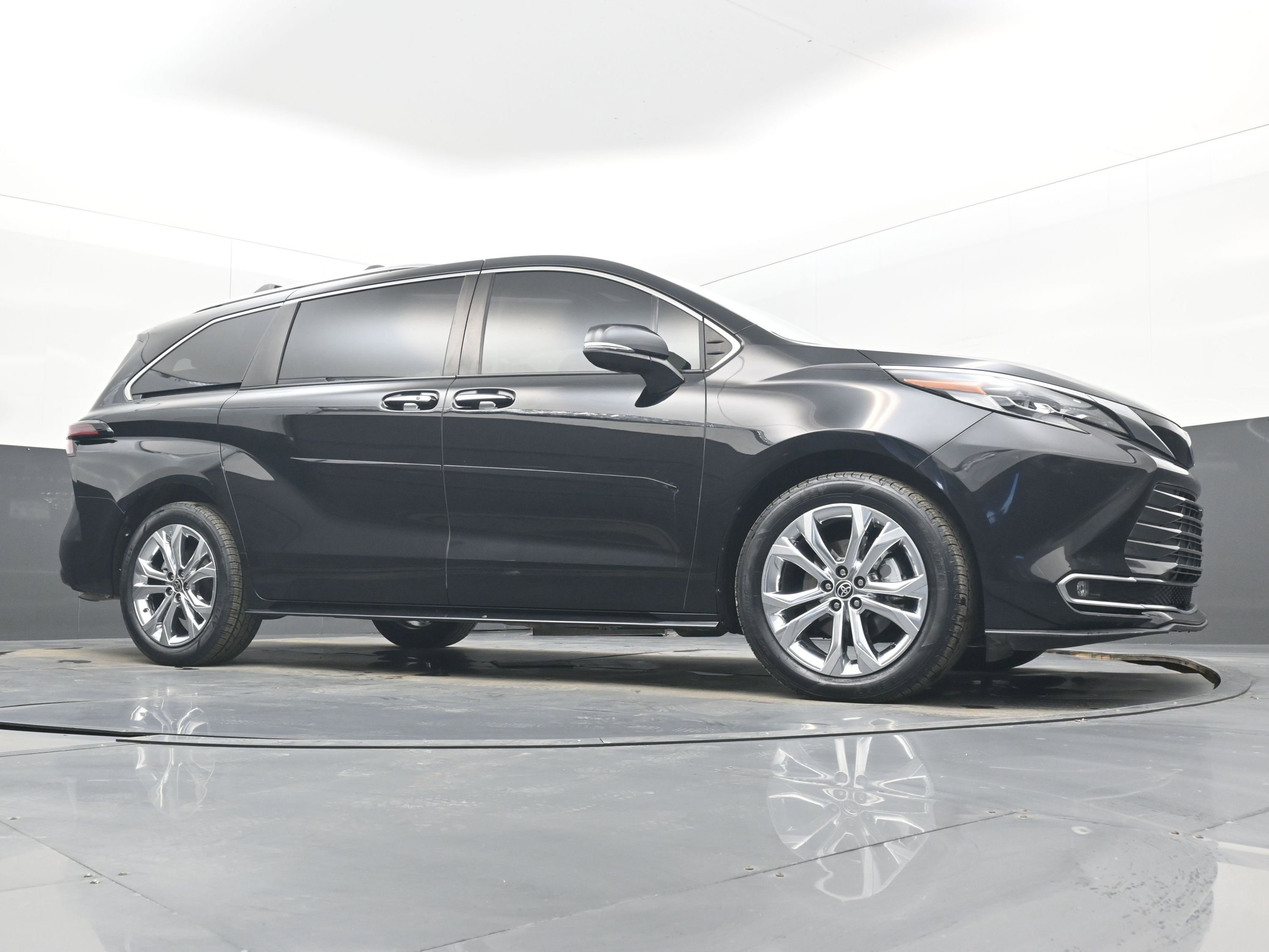 Used 2022 Toyota Sienna Platinum image 25