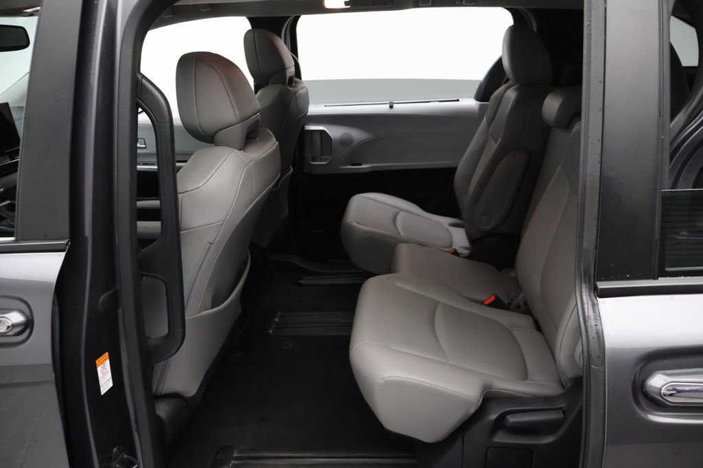 Certified 2025 Toyota Sienna XLE FWD image 18
