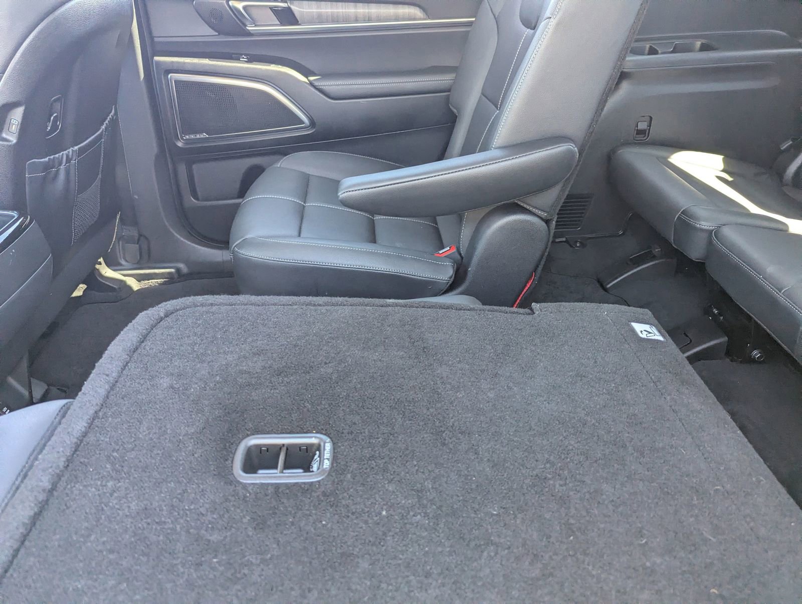 Used 2024 Kia Telluride SX w/ Towing Package image 16