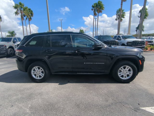 Used 2025 Jeep Grand Cherokee Laredo w/ Luxury Tech Group I RWD image 3