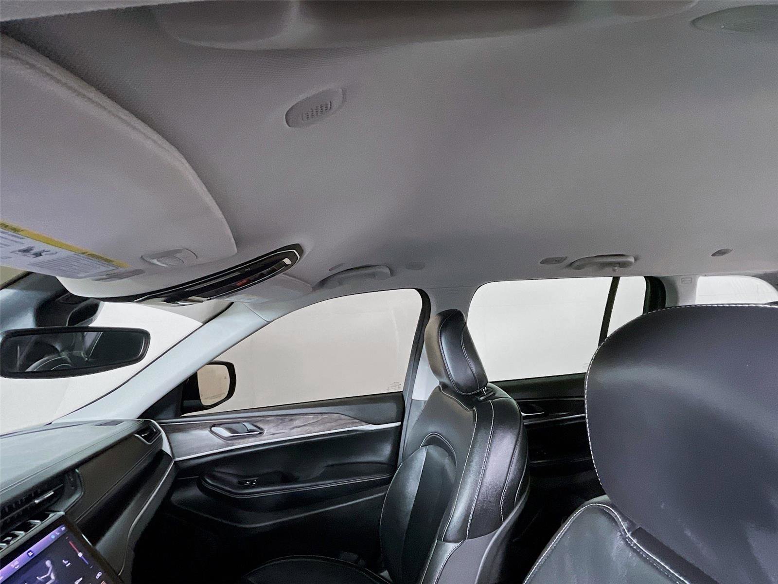 Used 2023 Jeep Grand Cherokee Limited image 11